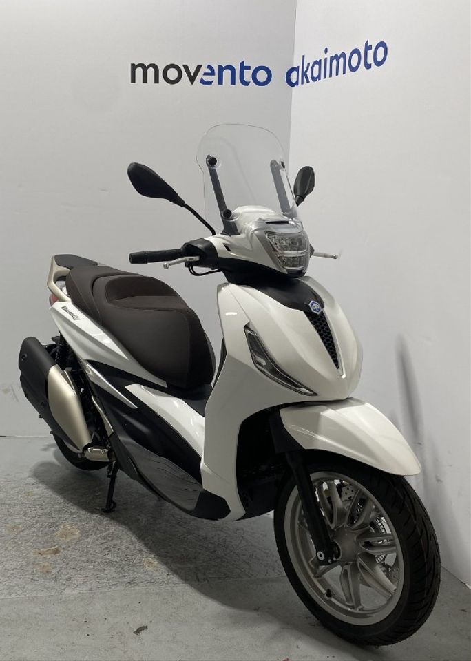 Moto PIAGGIO BEVERLY 300 HPE de seguna mano del año 2023 en Barcelona