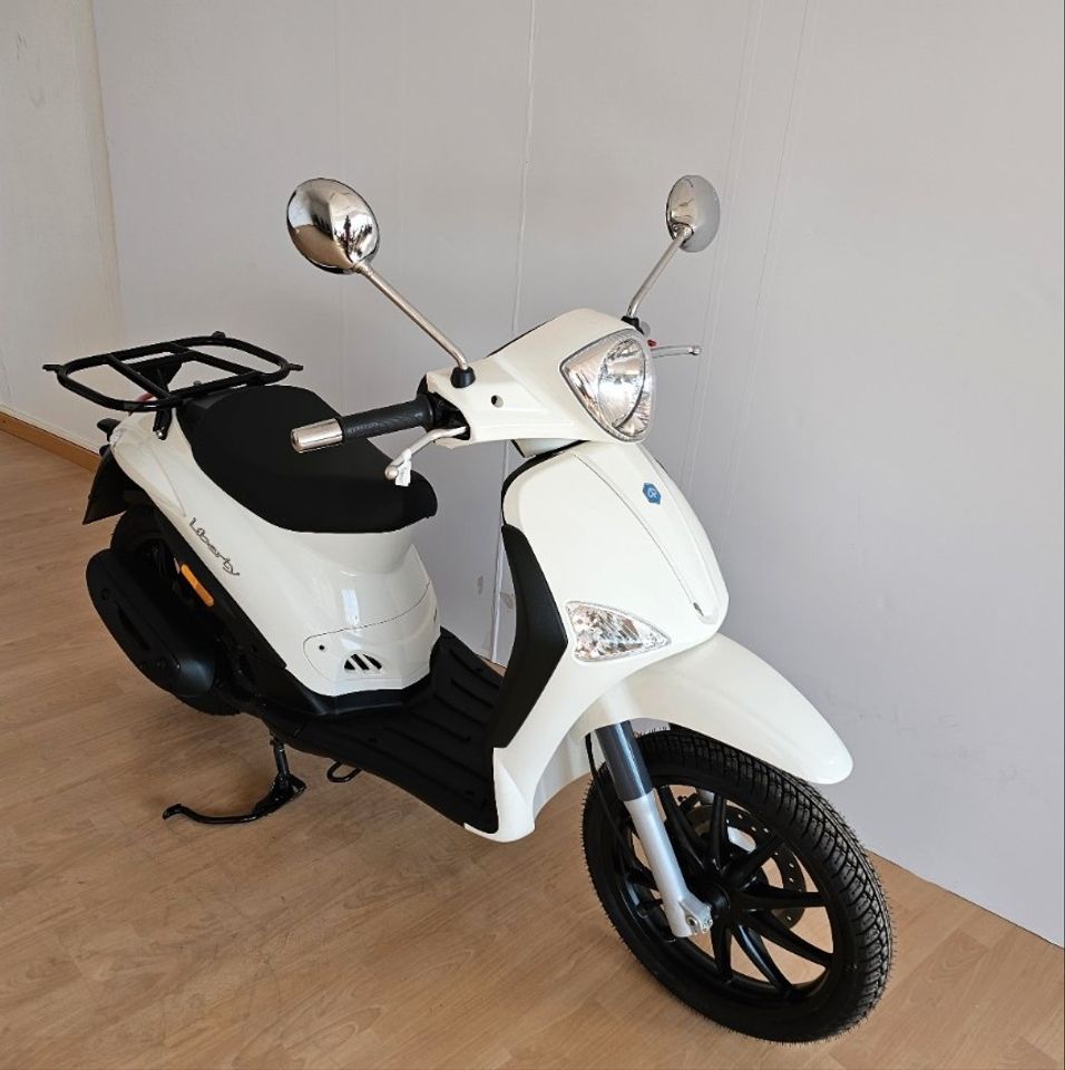 Moto PIAGGIO LIBERTY 50 2T de seguna mano del año 2023 en Barcelona