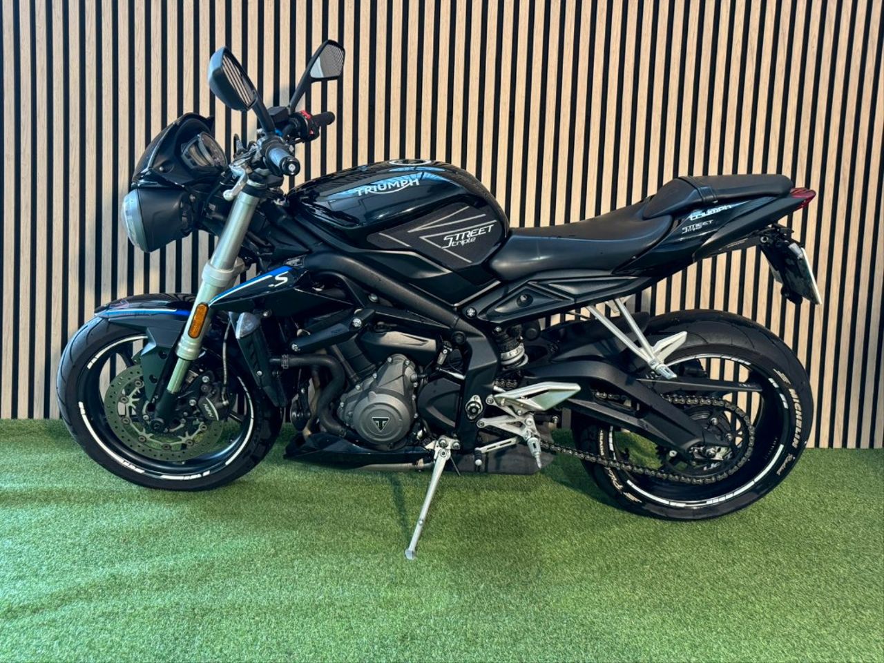 Moto TRIUMPH STREET TRIPLE de seguna mano del año 2019 en Madrid